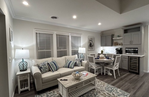 Jensen Beach Casa | Water Front🩷Minutes to Beach ~ BBQ grill~ Pool~ Rooftop Balcony-360° Views