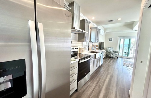 Jensen Beach Casa | Water Front🩷Minutes to Beach ~ BBQ grill~ Pool~ Rooftop Balcony-360° Views