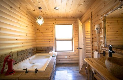 Millersburg Casa | Water Lily Cabin by Amish Country Lodging
