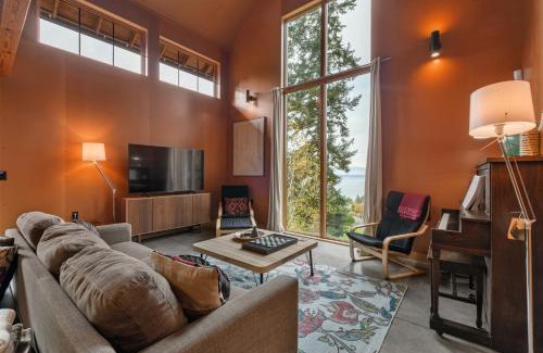 Clinton Casa | Water Mtn Views, Forest Walk To Beach!