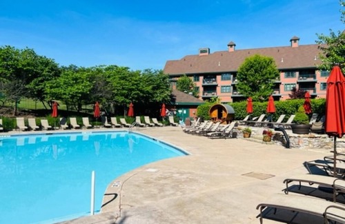 Vernon Condominio | Water Park (Next Door) Pool Hot Tubs Sauna Gym Deck Stunning Mountain Views #330