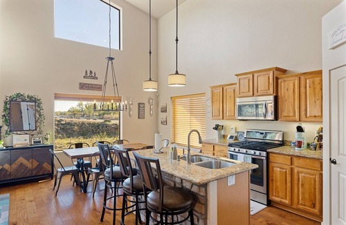 Pinetop-Lakeside Cabaña | Water’s Edge Retreat, Lake & Creek Views , Kayaks, Firepit, Massage, Sleeps 10