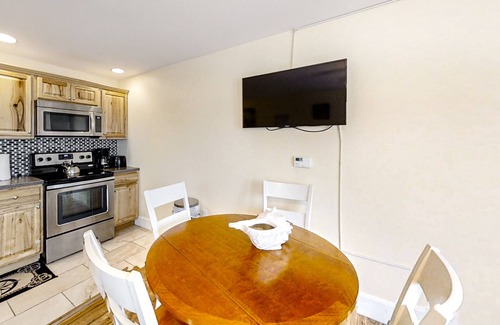 Edgecomb Condominio | Water-view condo at Sheepscot Harbour Resort with deck, full kitchen, and WiFi