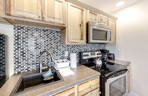 Edgecomb Condominio | Water-view condo at Sheepscot Harbour Resort with deck, full kitchen, and WiFi