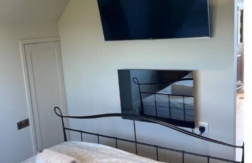 Goldhanger Cabina | Water view, Cosy Peaceful Countryside Getaway Lodge