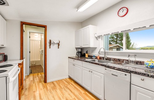 Seabeck Cabaña | Water-view cottage on Hood Canal - wood stove, beach access, kayaks - 1 Dog OK