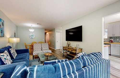 Indian Trails Casa | Water-view dog-friendly home with outdoor space & entertainment options