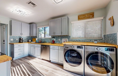Indian Trails Casa | Water-view dog-friendly home with outdoor space & entertainment options