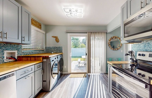 Indian Trails Casa | Water-view dog-friendly home with outdoor space & entertainment options