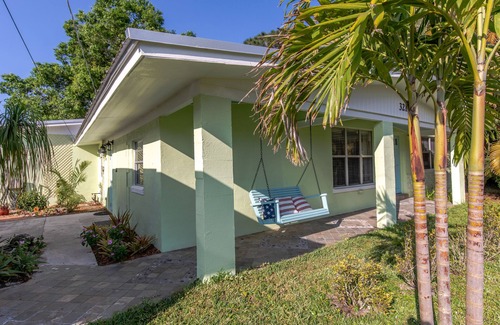 Florida Ridge Casa | Water View Garden Oasis-15 minutes to the beach