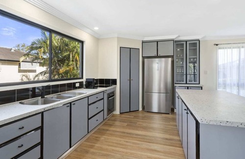 Redland Bay Casa | Water View Modern 6 Beds Villa with Pool
