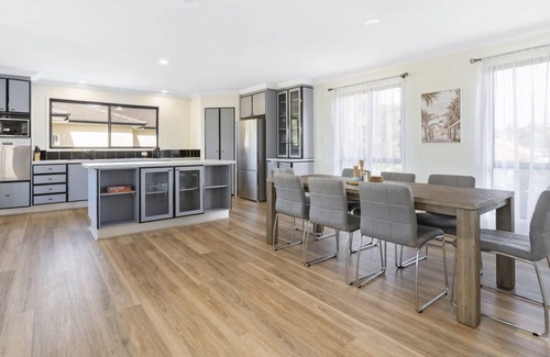 Redland Bay Casa | Water View Modern 6 Beds Villa with Pool