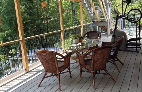 Arnold Casa | Water view Oasis renovated 3 bedrooms, 2.5 bath &hot tub conveniently in Arnold!