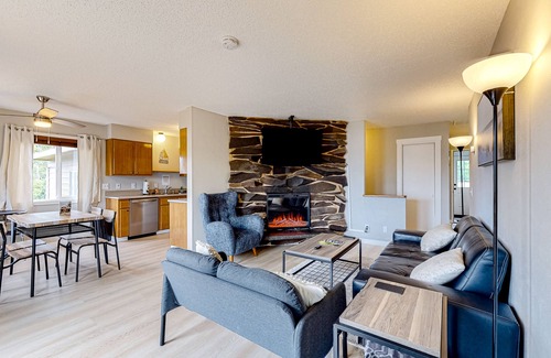 Bay City Casa | Water view retreat with scenic deck, grill, yard, fireplace, board games, & W/D