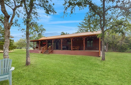 Ledbetter Cabina | Water-view rustic cabin with large front porch, W/D, streaming, kitchen, & AC