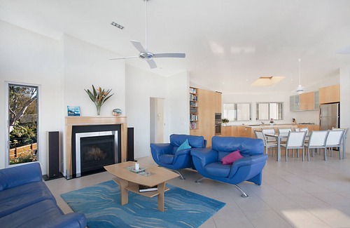 Budgewoi Casa | Water Views, Close to Beach & Lake - Relax! Cosy Fire, Pool Table Foosball Spa
