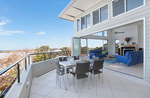 Budgewoi Casa | Water Views, Close to Beach & Lake - Relax! Cosy Fire, Pool Table Foosball Spa
