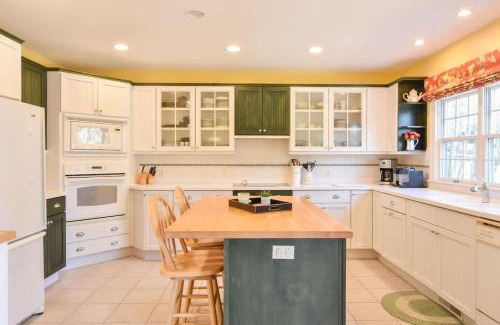 Barnstable Casa | Water Views & Private Tennis Court