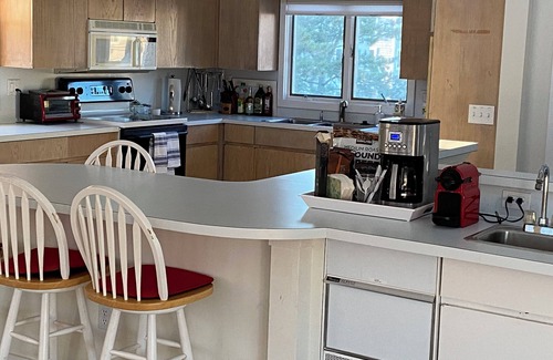 Mystic - New London Casa | Water views, work/live, 5BD/2.5BA, Pets in Groton Long Point, CT