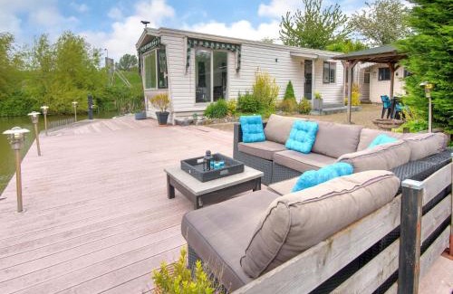 Ooltgensplaat Casa | Water Villa in Ooltgensplaat near Volkerak, cleaning included