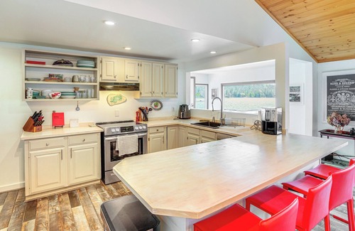 Sherwood Forest Casa | Watercrafts & Dock: Stunning Lakehouse in Becket!