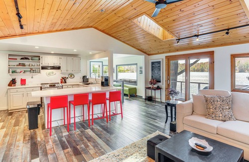 Sherwood Forest Casa | Watercrafts & Dock: Stunning Lakehouse in Becket!