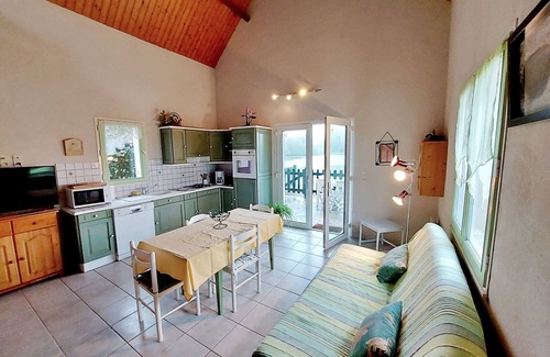 Saint-Ellier-du-Maine Cabaña | Casa de pescadores con terraza sobre el agua y vistas al lago