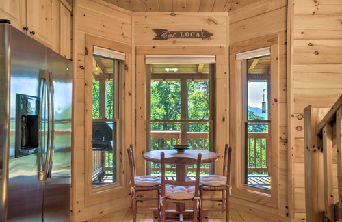 Skyland Cabina | Waterfall Cabin | Creekside Retreat w/ Hot Tub + Views + Biltmore Pass