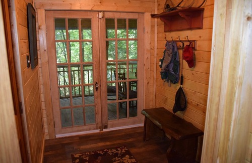 Dahlonega Cabaña | Waterfall Cottage en Cane Creek Falls, 2BR / 2BA a la vista y el sonido de las cataratas