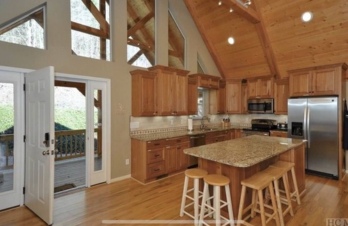 Cullowhee Casa | Cascada Cove en el lago Glenville, Lakefront Home, 5BR, 3Ba, Sleeps 10+