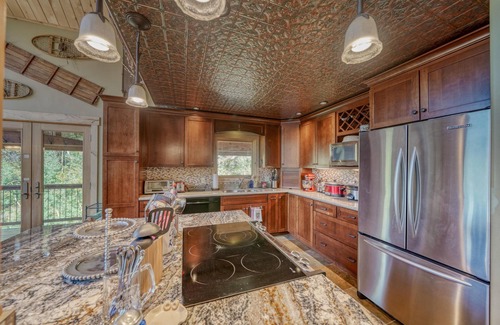 Leadville Casa | Waterfall Haven-HOT TUB! Minutes to Ski Cooper and Copper Mountain!