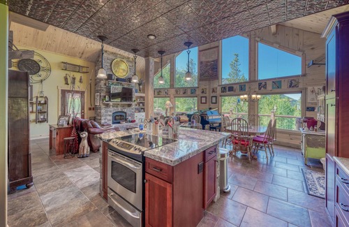 Leadville Casa | Waterfall Haven-HOT TUB! Minutes to Ski Cooper and Copper Mountain!