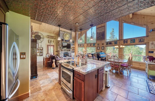 Leadville Casa | Waterfall Haven-HOT TUB! Minutes to Ski Cooper and Copper Mountain!