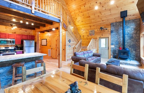 Tuckasegee Cabina | A estrenar HOT TUB! Stream side Custom Mountain Home - Comunidad privada Acceso al lago con kayak!