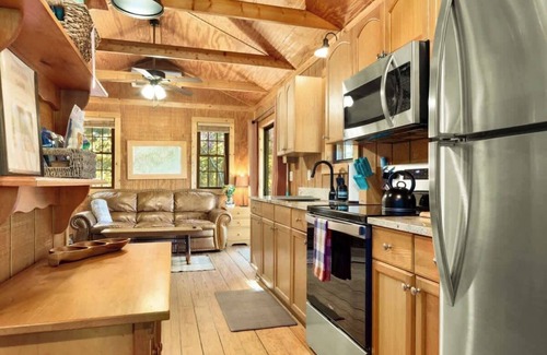 Chimney Rock Casa | Waterfall & Mountain views| Hot Tub| Sleeps 2