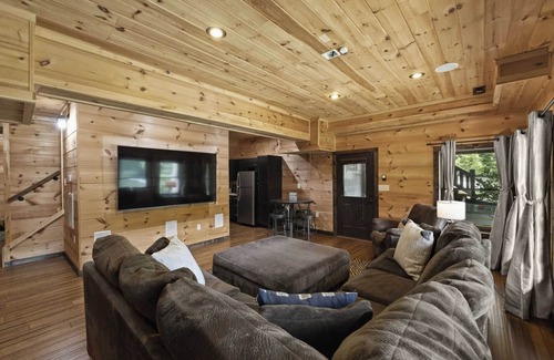 Lake Norman of Catawba Cabaña | Waterfront 1-acre Private Dock, Hot Tub, Firepit Bankhead Lodge by Avantstay