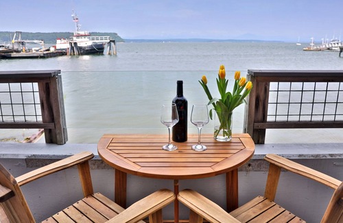 Langley Condominio | Waterfront 1 bedroom condo - private deck offering spectacular views
