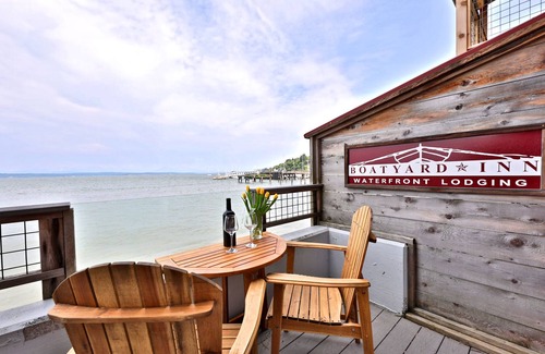 Langley Condominio | Waterfront 1 bedroom condo - private deck offering spectacular views