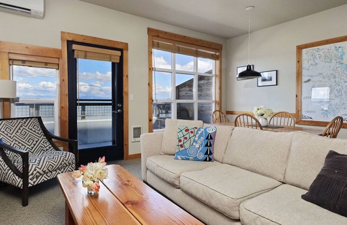 Langley Condominio | Waterfront 1 bedroom condo - private deck offering spectacular views