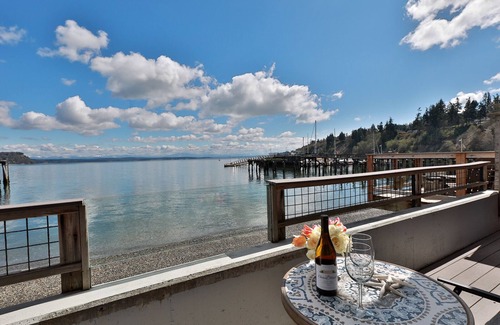 Langley Condominio | Waterfront 1 bedroom condo - private deck offering spectacular views