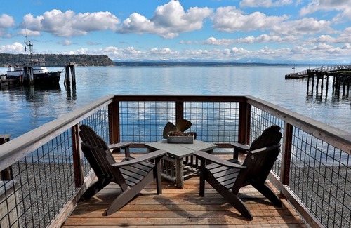 Langley Condominio | Waterfront 1 bedroom condo - private deck offering spectacular views