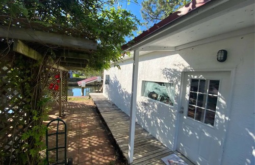 Avalon Beach Cabaña | Waterfront 1 bedroom cottage in charming Milton/Pensacola with WiFi, AC