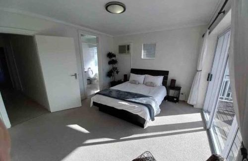Waterfront Apartamento | WATERFRONT - 1 South Quay lovely two bed on water