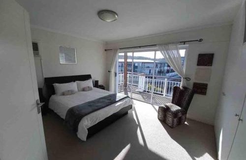 Waterfront Apartamento | WATERFRONT - 1 South Quay lovely two bed on water