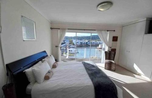 Waterfront Apartamento | WATERFRONT - 1 South Quay lovely two bed on water
