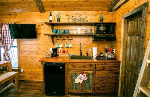 Steele Creek Cabina | Waterfront, 100 Year-Old wood Cabin - #16