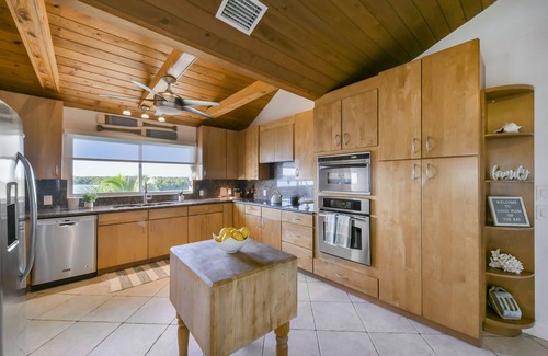 Marathon Casa | Waterfront, 100ft Boat Dock, Kayaks, Paddle boards, Bikes, Private Pool, Sunsets