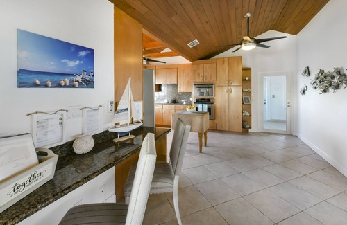 Marathon Casa | Waterfront, 100ft Boat Dock, Kayaks, Paddle boards, Bikes, Private Pool, Sunsets