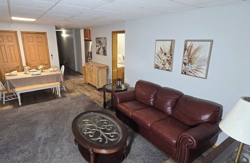 Fort Edward Apartamento | Waterfront 2 Bedroom Apartment. With private yard in Queensbury with AC, Wi-Fi