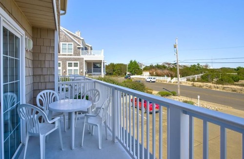Admiral Estates Apartamento | Waterfront 2 BR/3 BA townhome located just steps to the beach. Sleeps 6.